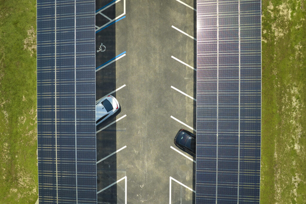 estacionamiento de autos con energía solar