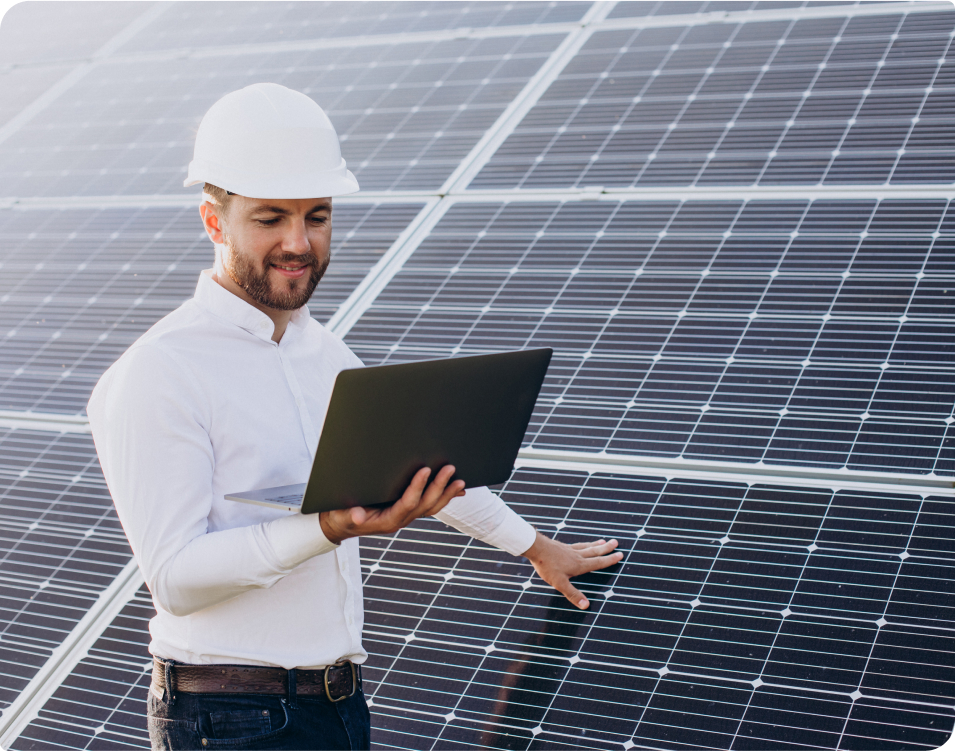 hombre tocando paneles solares